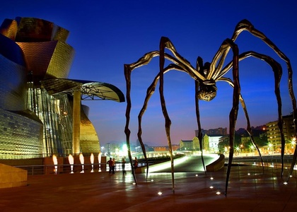 Blick auf das Guggenheim Museum in Bilbao, Baskenland, Spanien – architektonisches Meisterwerk von Frank Gehry am Ufer der Ría del Nervión.