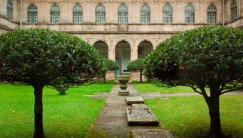 Pilger ruht im Schatten eines Klostergartens, Symbol für Einkehr und Spiritualität auf dem Jakobsweg