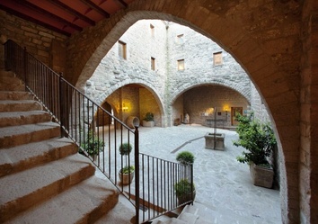 Innenhof im Parador de Cardona mit gotischen Wänden und Arkadengängen – Aufenthalt im Kulturerbe