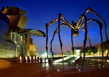 Blick auf das Guggenheim Museum in Bilbao, Baskenland, Spanien – architektonisches Meisterwerk von Frank Gehry am Ufer der Ría del Nervión.