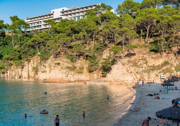 Bucht und Küstenlandschaft von Aiguablava nahe Begur – Ausflugsziel rund um den Parador de Aiguablava an der Costa Brava