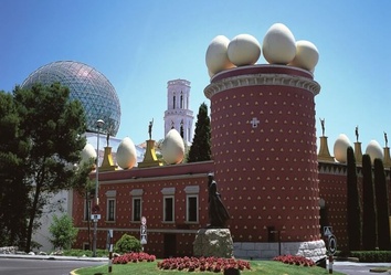 Dalí-Museum Figueres in Katalonien mit goldenen Figuren und Eiern auf dem Dach, Wahrzeichen des katalanischen Surrealismus
