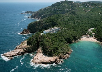 Parador de Aiguablava – architektonisches Juwel auf den Klippen der Costa Brava, umgeben von Pinien und Meer