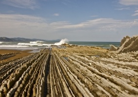 Eindrucksvolle Atlantikküste bei Zumaia in Nordspanien mit den charakteristischen Flysch-Formationen.