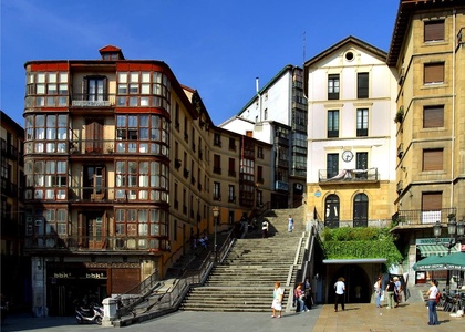 Enge Gassen und historische Fassaden in der Altstadt Siete Calles von Bilbao, Baskenland, Spanien.