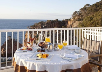 Terrasse des Parador de Aiguablava – idealer Ort für Frühstück mit Meerblick an der Costa Brava